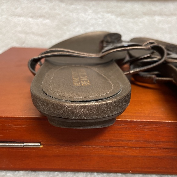 kenneth cole reaction bronze thong sandals - Picture 9 of 15